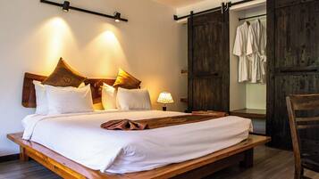 Deluxe Penthouse, 3 Bedrooms, Jetted Tub, River View | Minibar, in-room safe, desk, blackout drapes