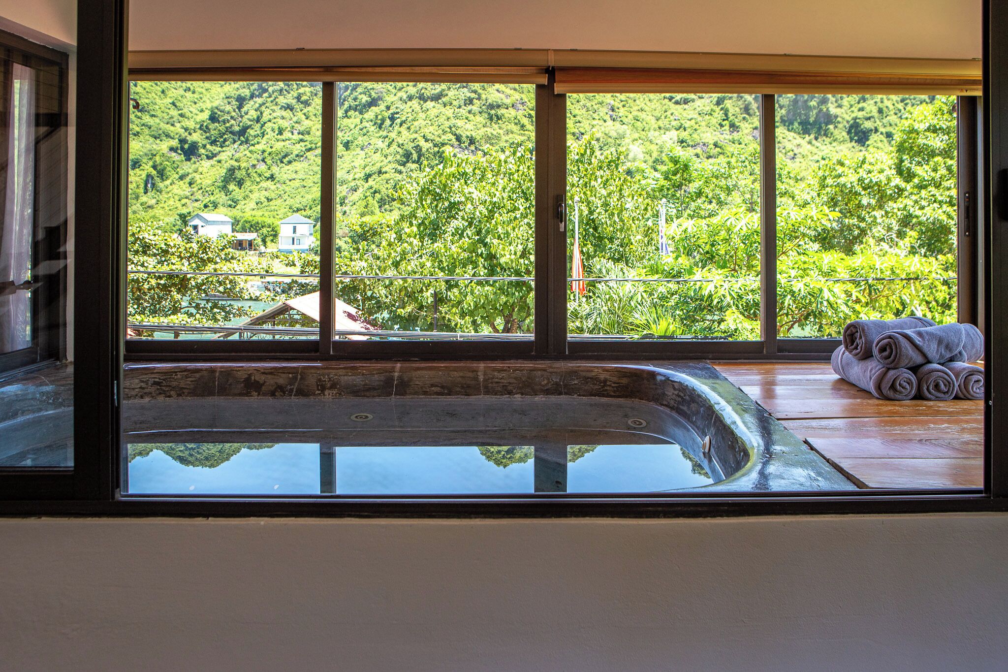 Deluxe-penthouselejlighed - 3 soveværelser - boblebad - udsigt til flod | Badeværelse | Kombination af bruser/badekar, gratis toiletartikler, hårtørrer