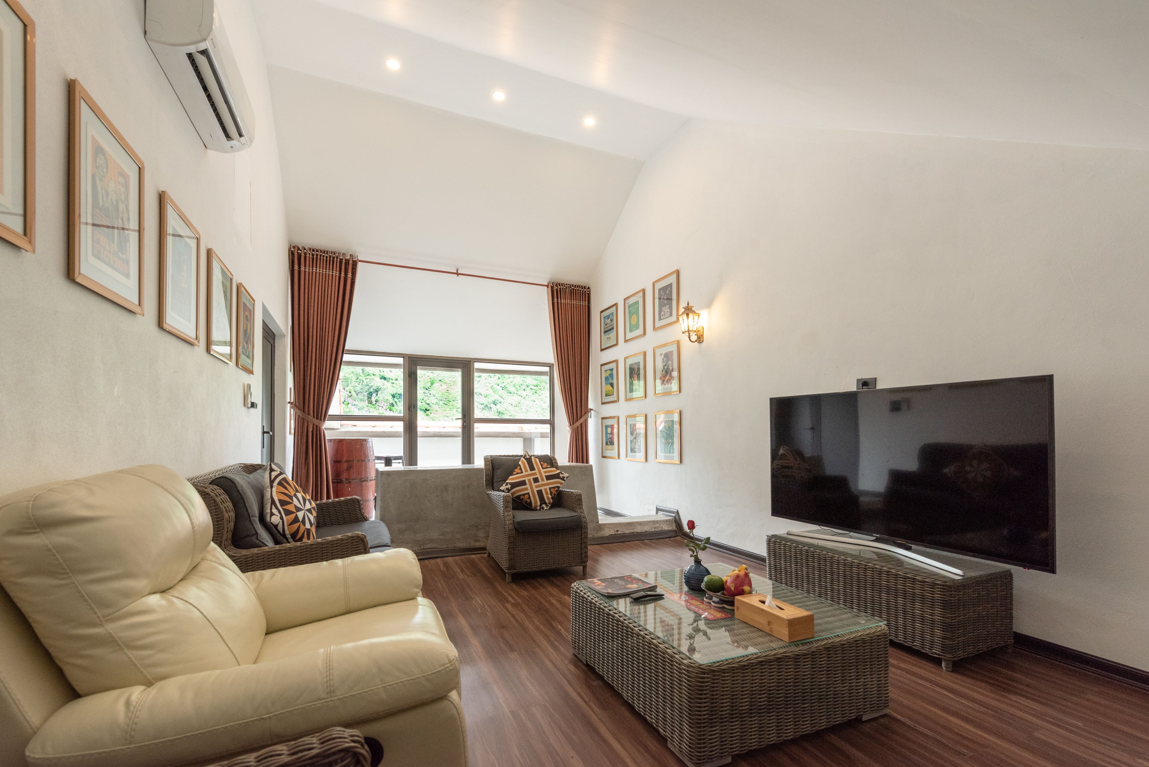 Penthouse Deluxe, 3 habitaciones, hidromasaje, vista al río | Área de sala de estar | Televisión de pantalla plana 