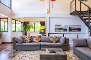 Cobertura luxo, 3 quartos, banheira de hidromassagem, vista para o rio | Área de estar | TV de tela plana