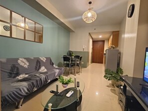 時尚公寓客房 | 客廳 | 32 吋平面電視連有線電視頻道、電視