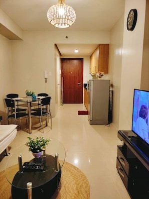 デザイン コンドミニアム | リビング エリア | 32 インチの薄型テレビ (ケーブル放送視聴可)、テレビ