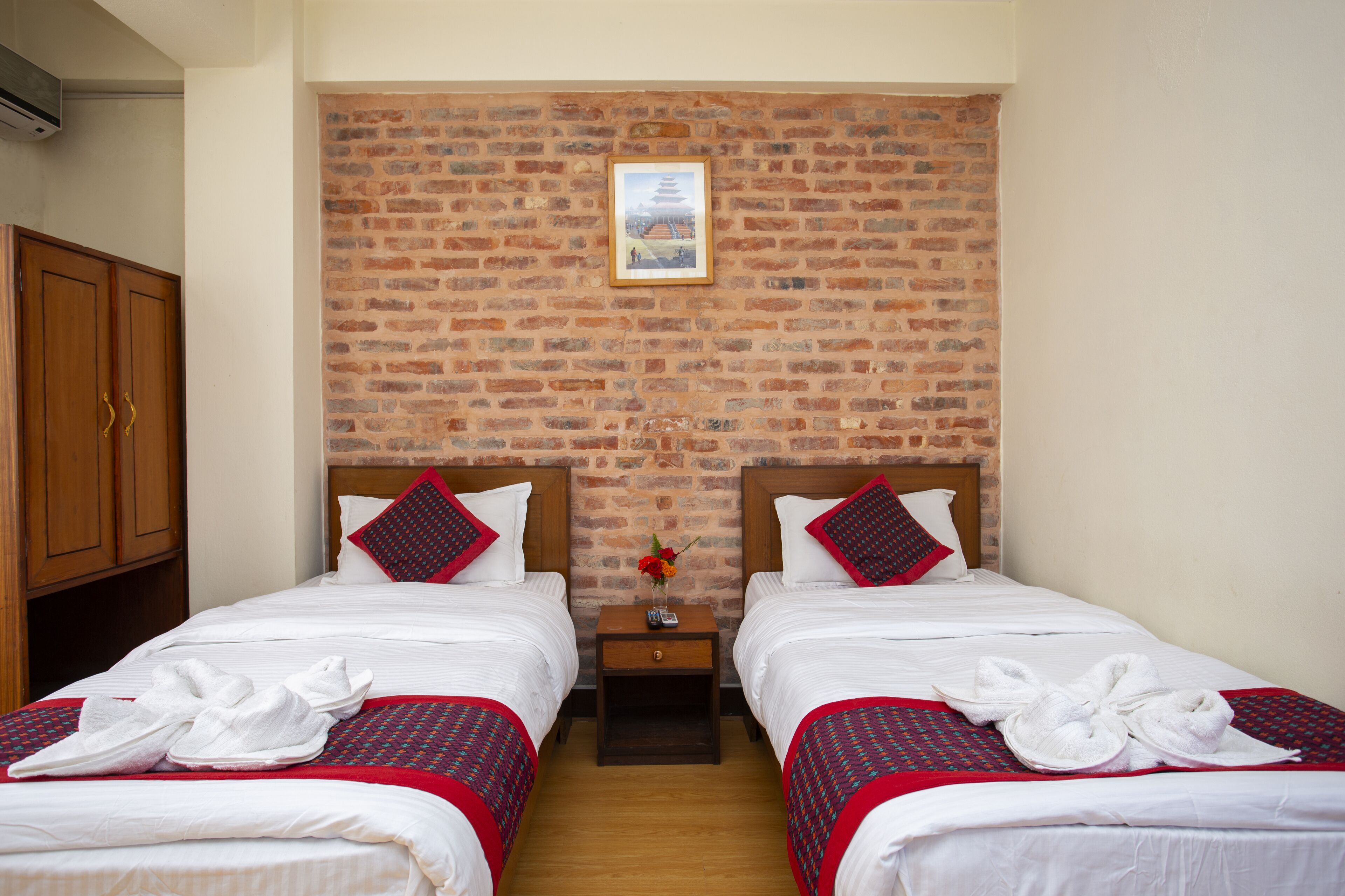 standard double or twin room | 1 bedroom, in-room safe, desk, laptop workspace