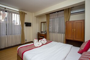 Quarto casal ou duplo standard | Roupas de cama premium, cofres nos quartos, escrivaninha