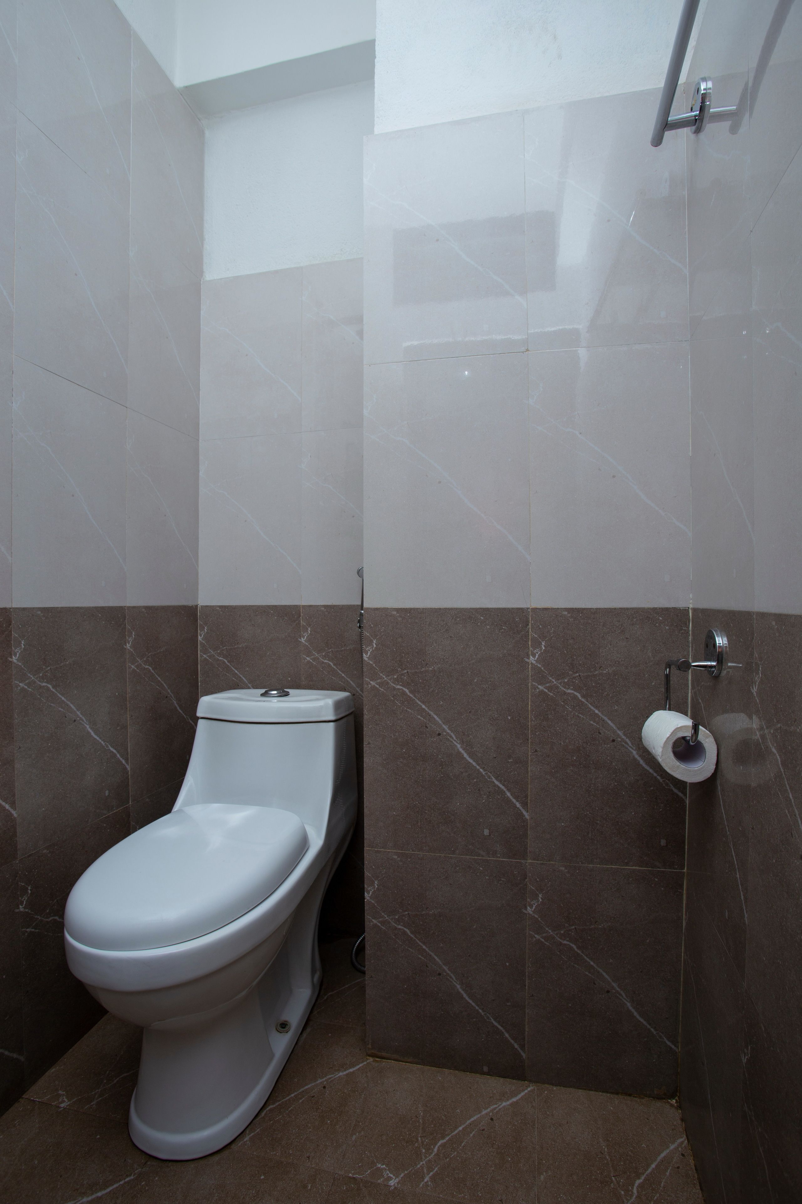 shower, rainfall showerhead, free toiletries, hair dryer