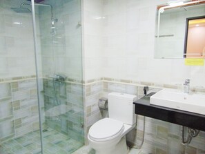 Ducha, artículos de higiene personal gratuitos y secador de pelo