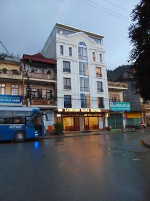 Vista frontal de la propiedad