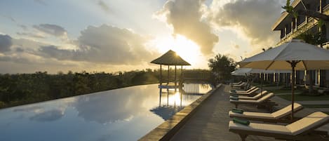 Una piscina al aire libre, tumbonas