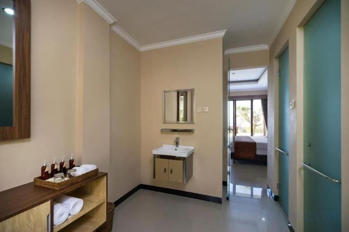 Bathroom | Free toiletries, hair dryer, bathrobes, slippers