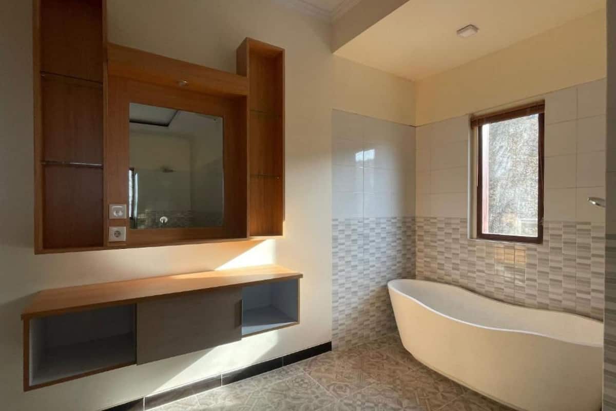 family room | bathroom | free toiletries, hair dryer, bathrobes, slippers