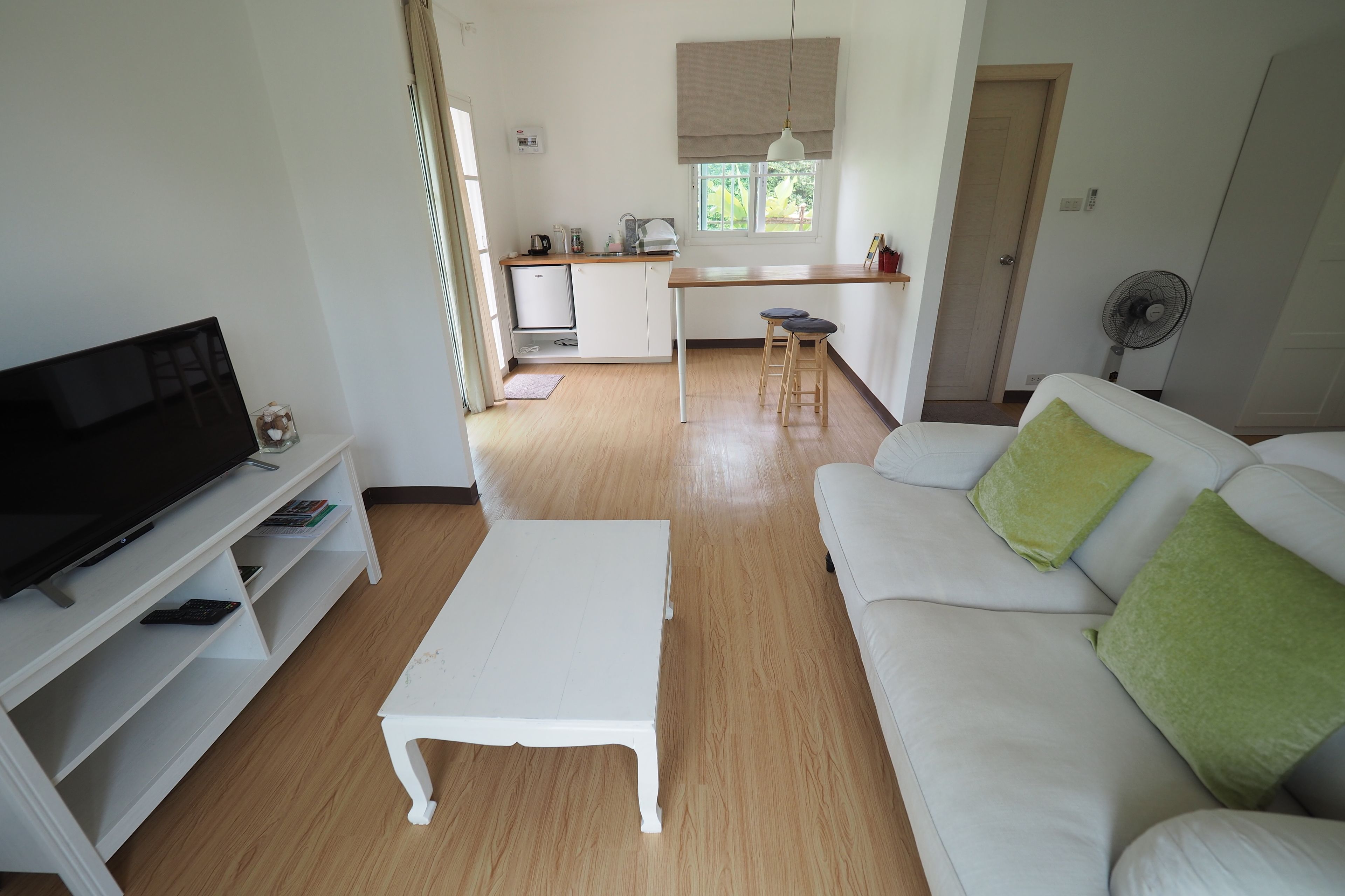 1-Bedroom House  | Living area | 32-inch flat-screen TV with cable channels, TV