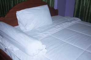 Basic Double Room | In-room safe, desk, free WiFi - Phkar Chhouk Tep Hotel (Kampong Cham)