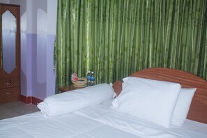 Basic Double Room | In-room safe, desk, free WiFi - Phkar Chhouk Tep Hotel (Kampong Cham)