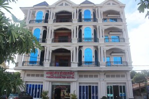Front of property - Phkar Chhouk Tep Hotel (Kampong Cham)