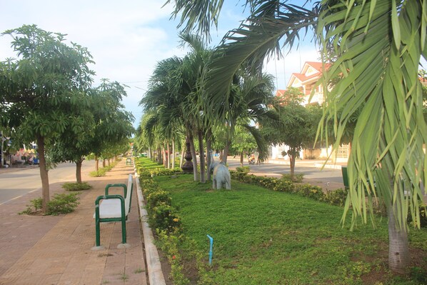 Garden - Phkar Chhouk Tep Hotel (Kampong Cham)