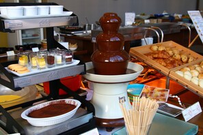 Tägliches Frühstücksbuffet gegen Gebühr