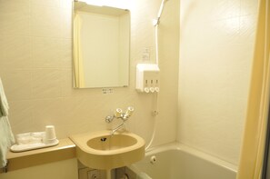 Een bad/douchecombinatie, gratis toiletartikelen, een haardroger