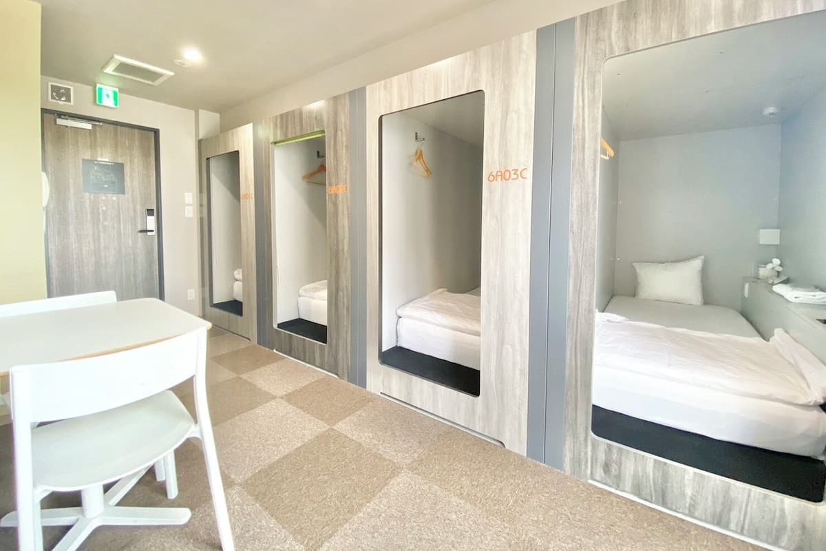 Phòng tập thể tiện nghi đơn giản, chỉ dành cho nam, không hút thuốc | Két bảo mật tại phòng, màn/rèm cản sáng