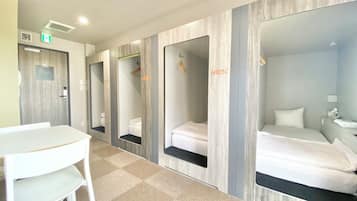 Dormitório compartilhado conforto, somente para homens, para não fumantes | Cofres nos quartos, cortinas blackout, Wi-Fi de cortesia, roupa de cama