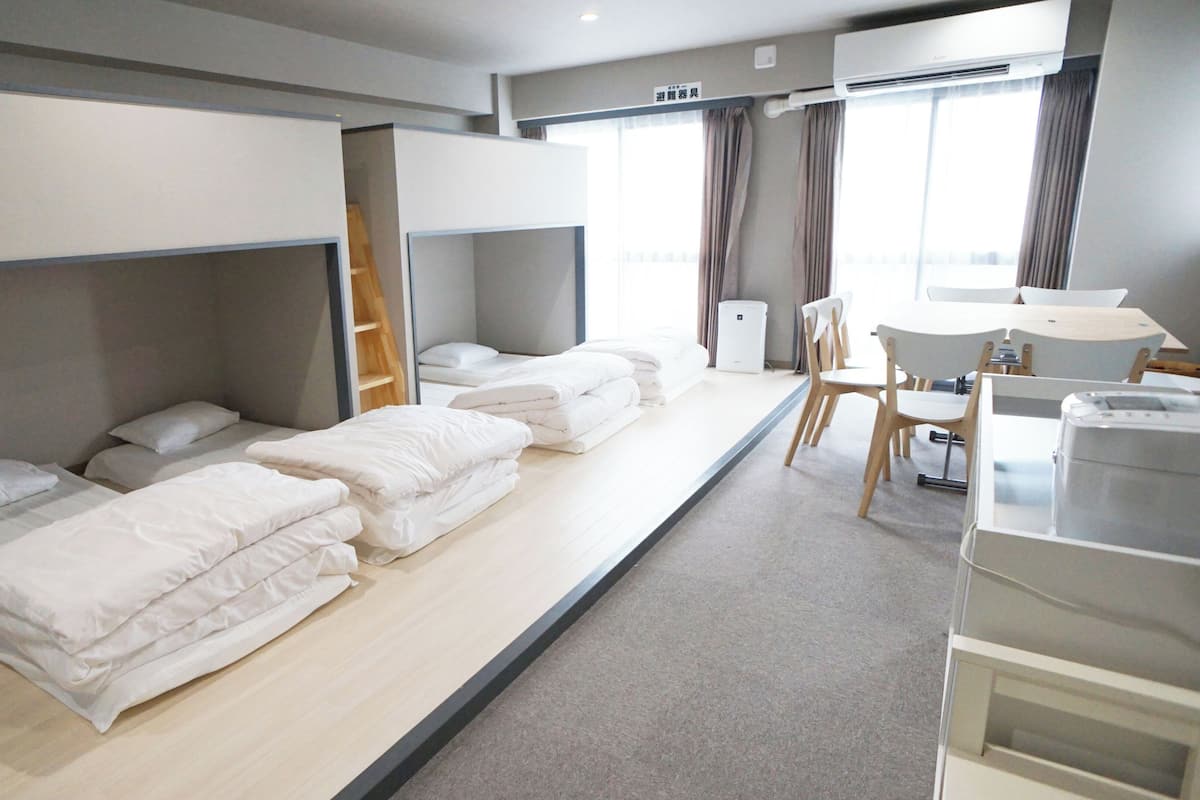 Quarto família, para não fumantes (For 8 Persons) | Cofres nos quartos, cortinas blackout, Wi-Fi de cortesia, roupa de cama