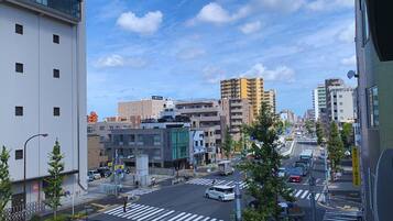 Una calle urbana con edificios, un paso de peatones y vehículos.