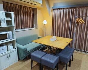 [For 6 Persons] Family Room, Non Smoking | In-room safe, blackout drapes, free WiFi, bed sheets