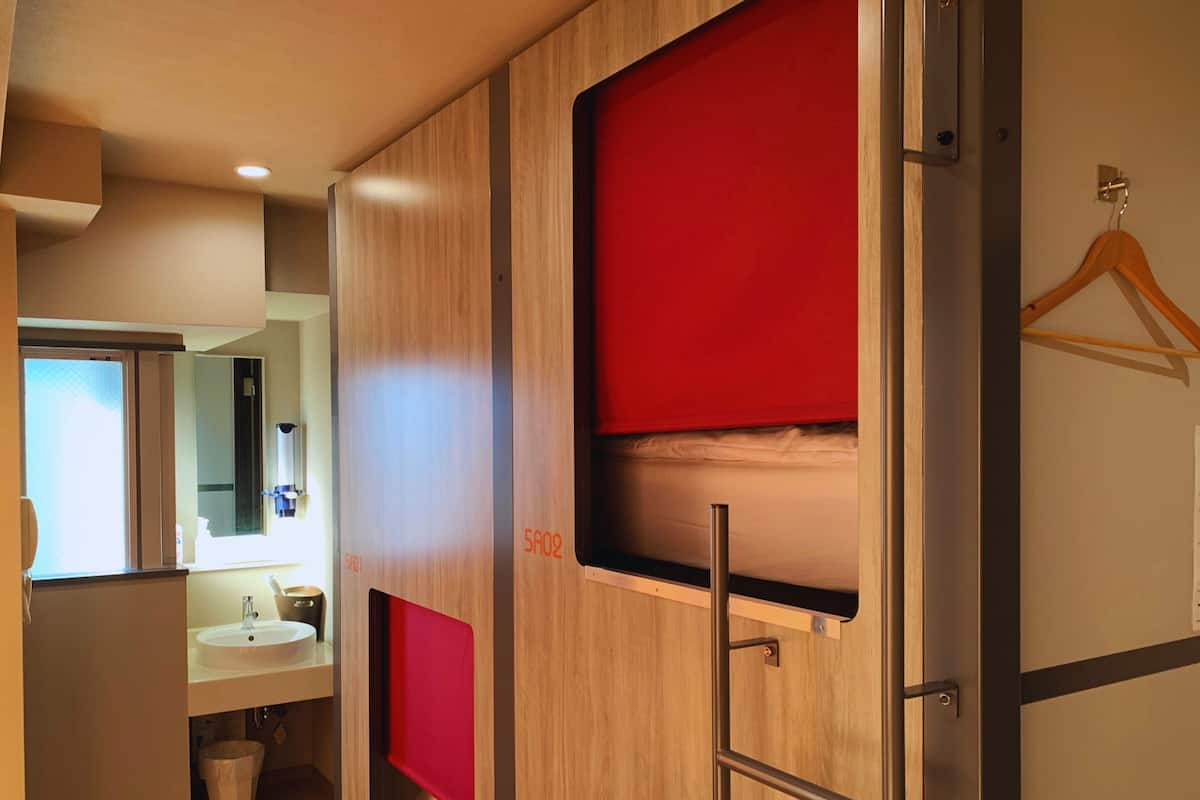 Quarto duplo | Cofres nos quartos, cortinas blackout, Wi-Fi de cortesia, roupa de cama