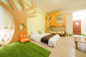 A modern bedroom with a bunk bed, a green rug, and a wooden tree-themed wall. - anping2x2 b&b (Tainan)