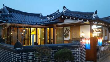 Family Room (Haengbok) | Terrace/patio