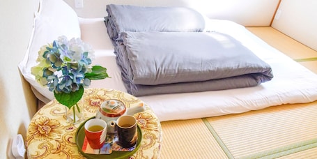 Quarto duplo, para não fumantes, banheiro compartilhado (Kenrokuen Room, For 2 person) | Cofres nos quartos, ferros/tÔbuas de passar roupa, Wi-Fi de cortesia