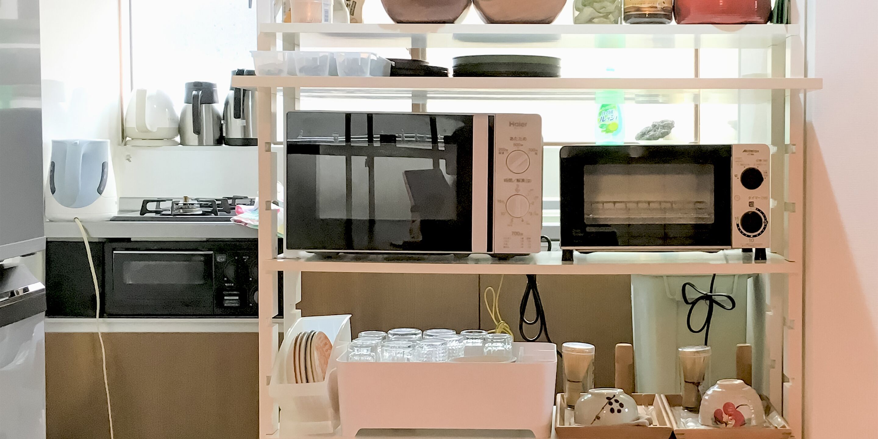 Kühlschrank, Mikrowelle, Herdplatte, Wasserkocher mit Kaffee-/Teezubehör