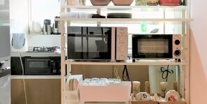 Refrigerador, microondas, placa de cocina, cafetera/tetera