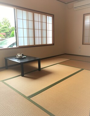 Japanese Style Room for 4 Person (Shared Bathroom) | In-room safe, iron/ironing board, free WiFi, bed sheets - Guesthouse Hakuka - Hostel (Kanazawa)