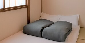 Quarto, banheiro compartilhado (Asanokawa room for 2 People) | Cofres nos quartos, ferros/tábuas de passar roupa, Wi-Fi de cortesia
