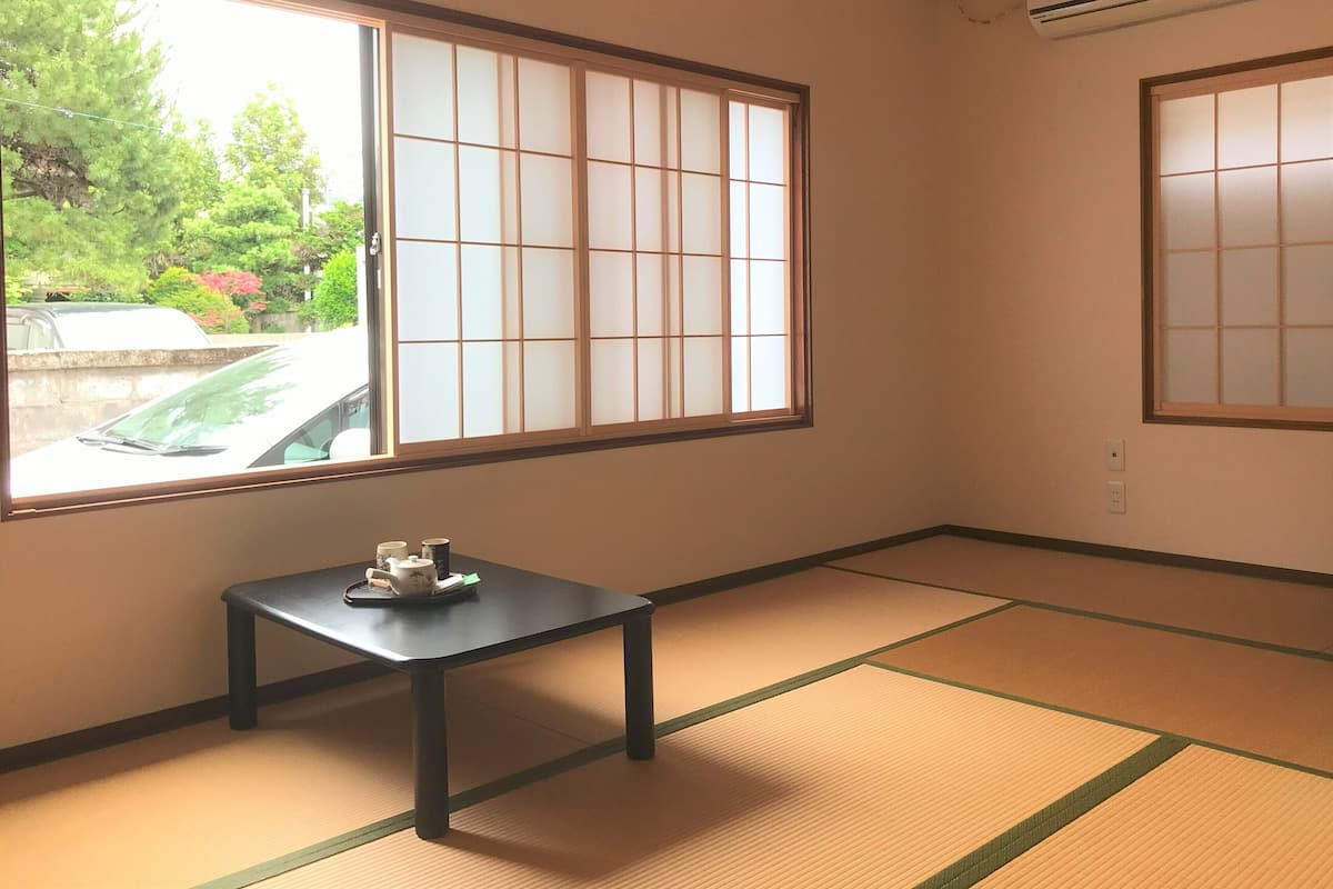 Traditionele kamer, gedeelde badkamer (Japanese Style, For 4 Person) | Een kluis op de kamer, een strijkplank/strijkijzer, gratis wifi