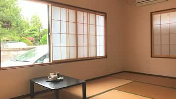 Habitación tradicional, baño compartido (Japanese Style, For 4 Person) | Caja de seguridad en la habitación y tabla de planchar con plancha