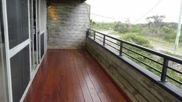 House, 2 Bedrooms | Balcony