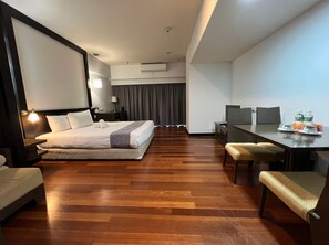 Ropa de cama de alta calidad y caja de seguridad en la habitación 