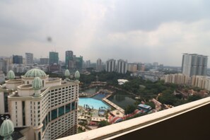Deluxe Studio, 1 King Bed, Pool View | City view