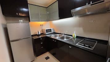 Full-size fridge, microwave, oven, stovetop