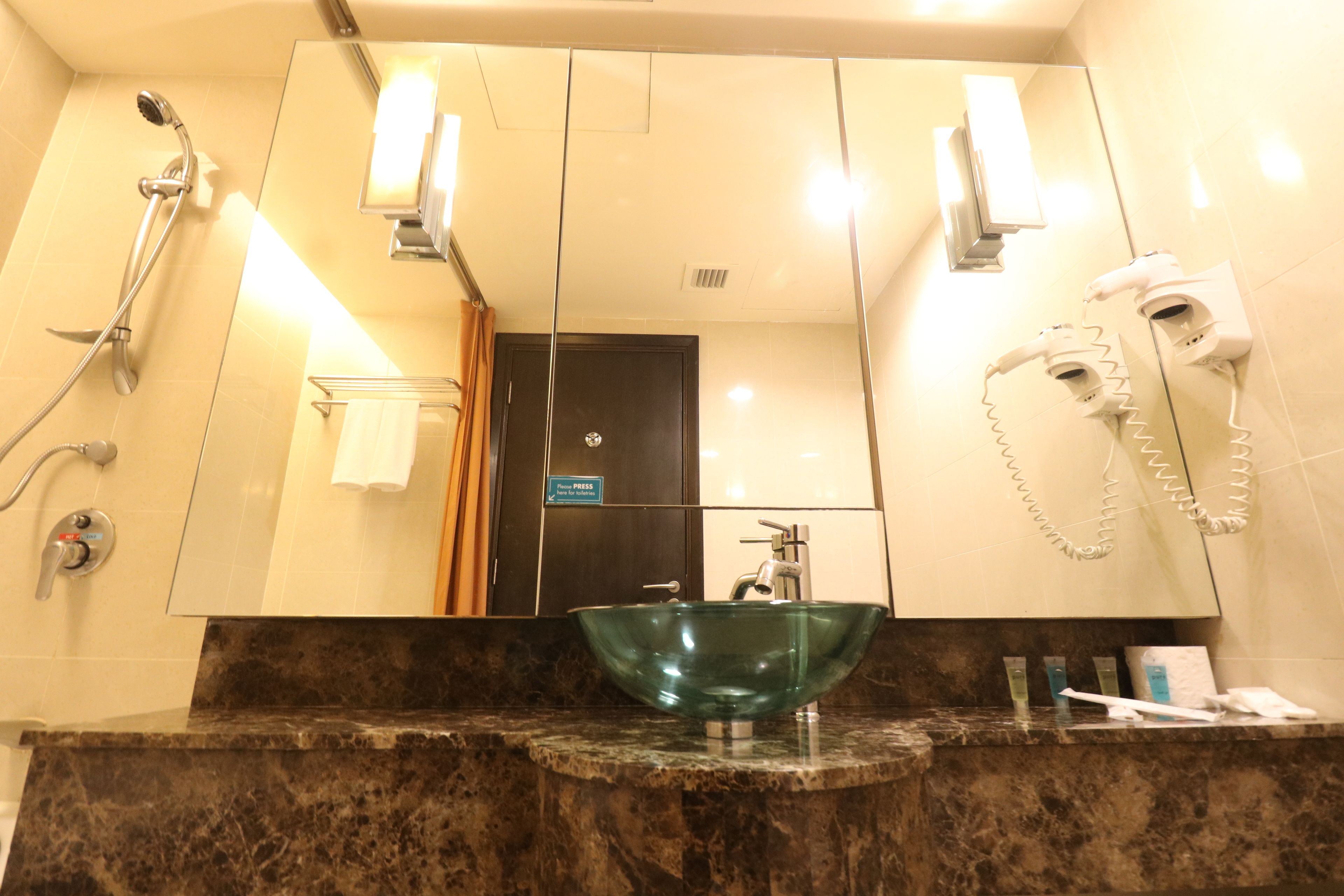 Combined shower/tub, deep soaking tub, free toiletries, hair dryer