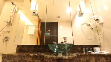 Combined shower/tub, deep soaking tub, free toiletries, hair dryer