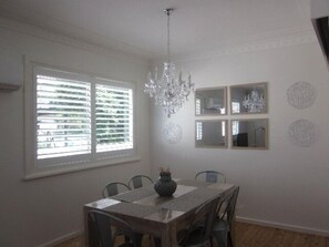 Ferienhaus, 3 Schlafzimmer | Essbereich im Zimmer