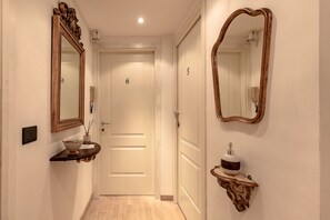 Interior entrance - Aiello Rooms (Milan)