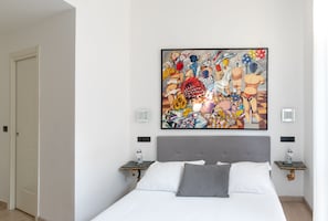 Tweepersoonskamer | Luxe beddengoed, donzen dekbedden, pillowtop-bedden, een minibar