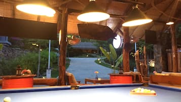 供应早餐、午餐和晚餐,本地与国际菜