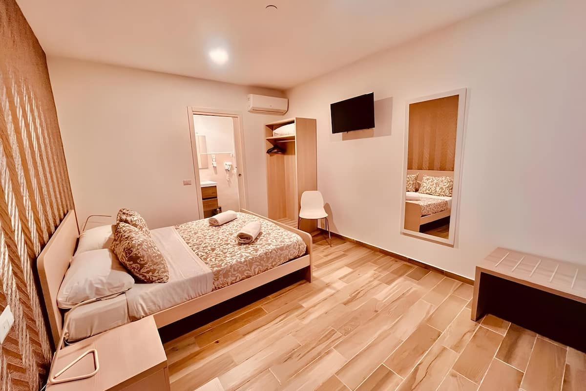 double room, garden view | 1 bedroom, desk, laptop workspace, soundproofing