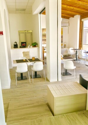 Petit déjeuner buffet (5 EUR par personne)