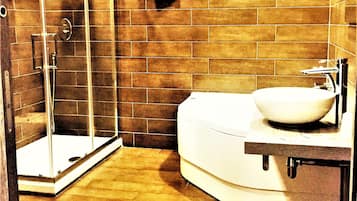 Dusche, Haartrockner, Bidet, Handtücher