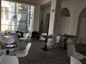 Se ofrece un desayuno bufé todos los días (por un coste adicional)